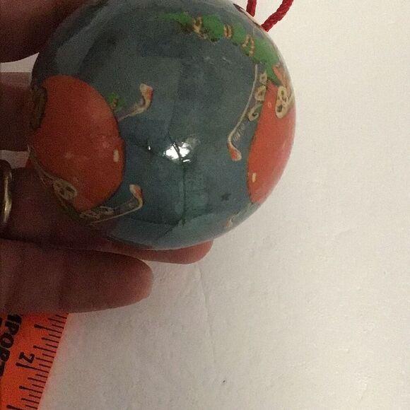 Pair of vintage paper ball Santa Christmas ornaments - Picture 9 of 9